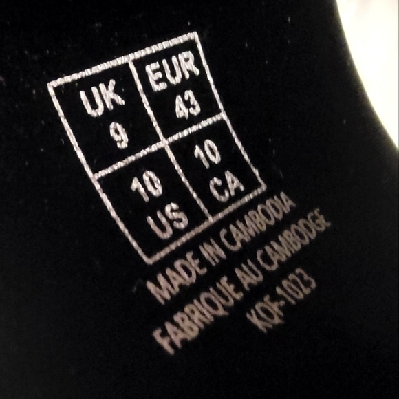 Mens size 10 US Puma slides, sandals, flip-flops - Picture 2 of 2